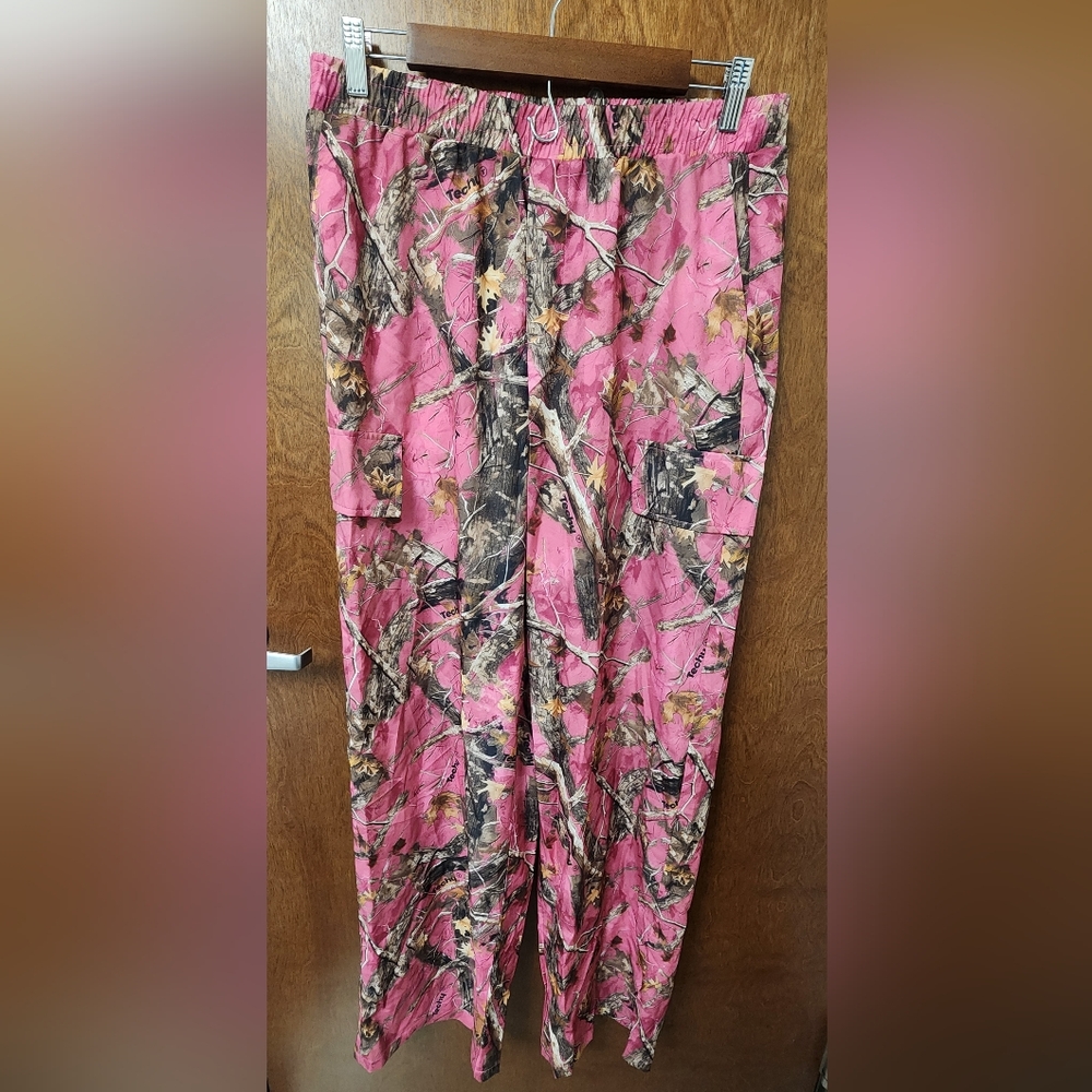 Manfinity Pink Camo Pants